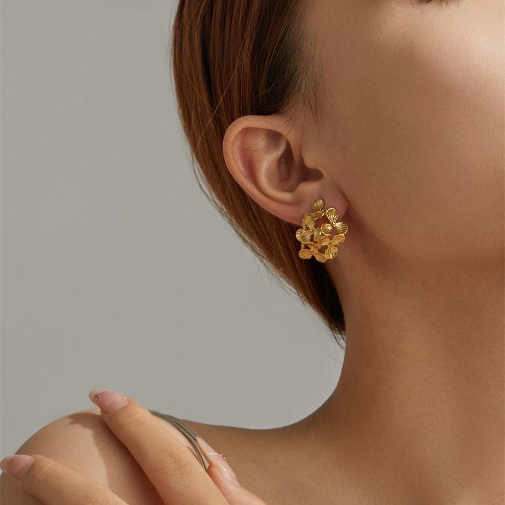 Light Luxury Simple Stainless Steel Earrings Retro Niche Metal Flower Earrings Light Luxury High-end Stud Earrings