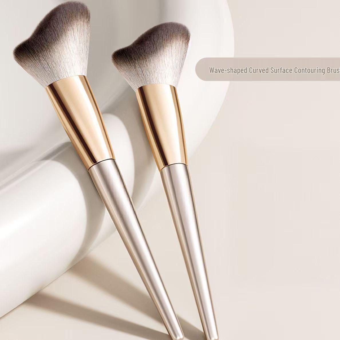 Волнообразная кисть для контуринга: Мягкая боковая кисть для лица для контурирования, нанесения румян и макияжа. 115 Wave Brush