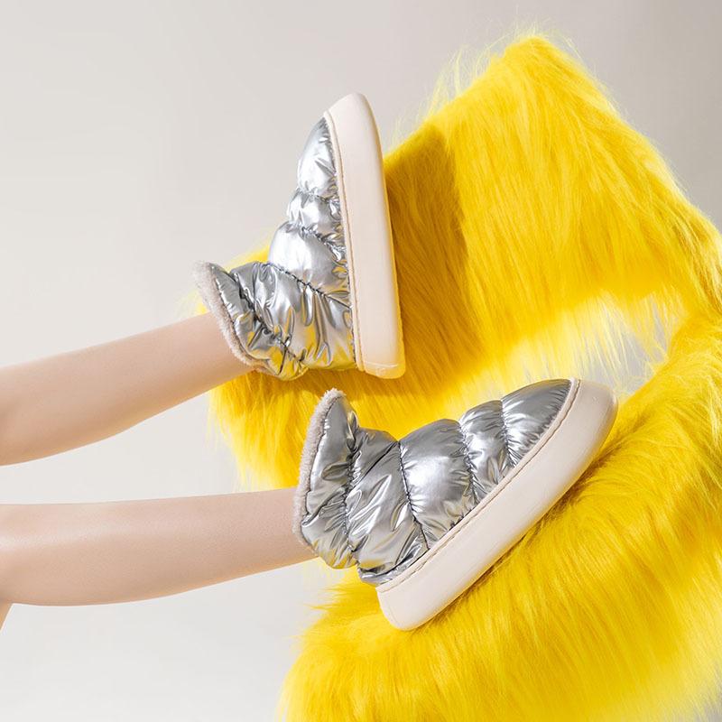 Móda Zimní teplé boty 2024 nové vysoké pevné látky odolné proti dešti milovníci plyše nosí domácí bavlněnou obuv doma i venku pantofle