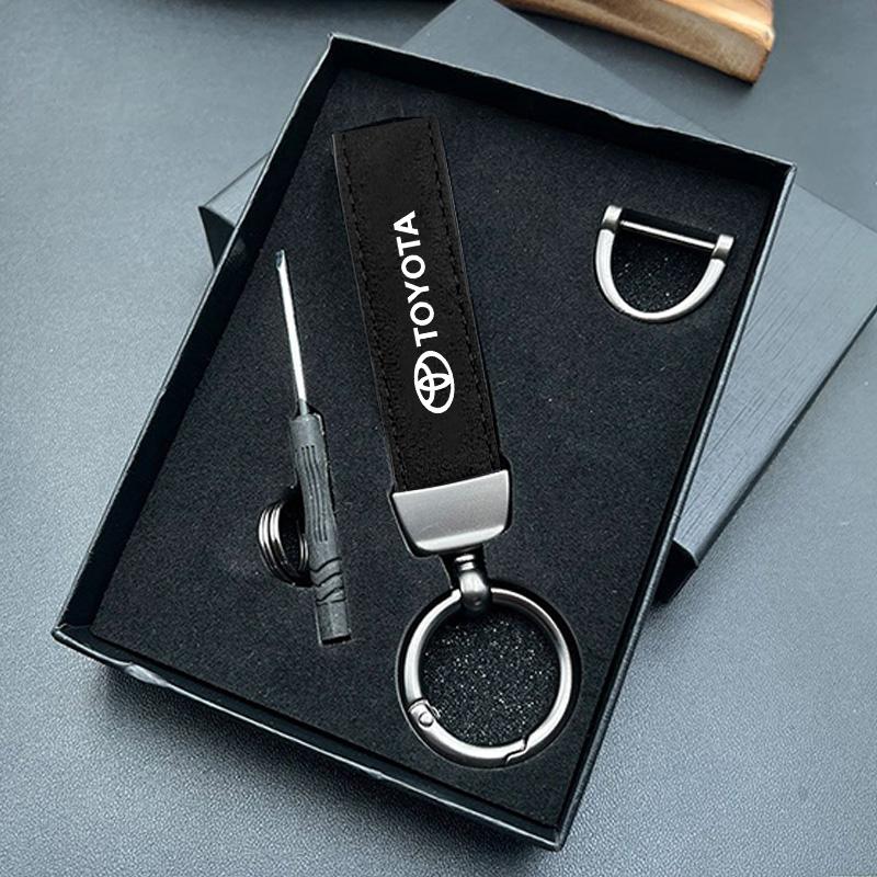 GQUL6 For Toyota Tacoma Tundra 4Runner TRD Highlande Rav4 C-HR Carbon Fiber Leather Car Keychain Metal Keyring Key Chain Pendant Gifts