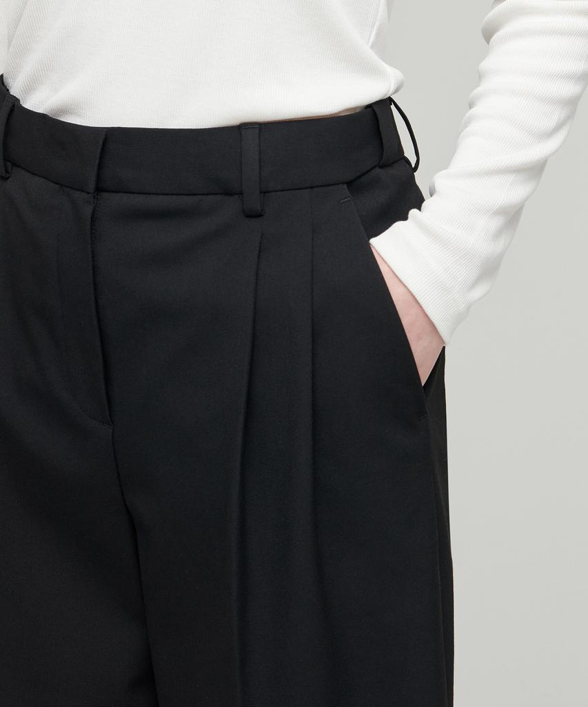 Musinsa Standard Woman Women'S Wide Bermuda Half Slacks [Black]