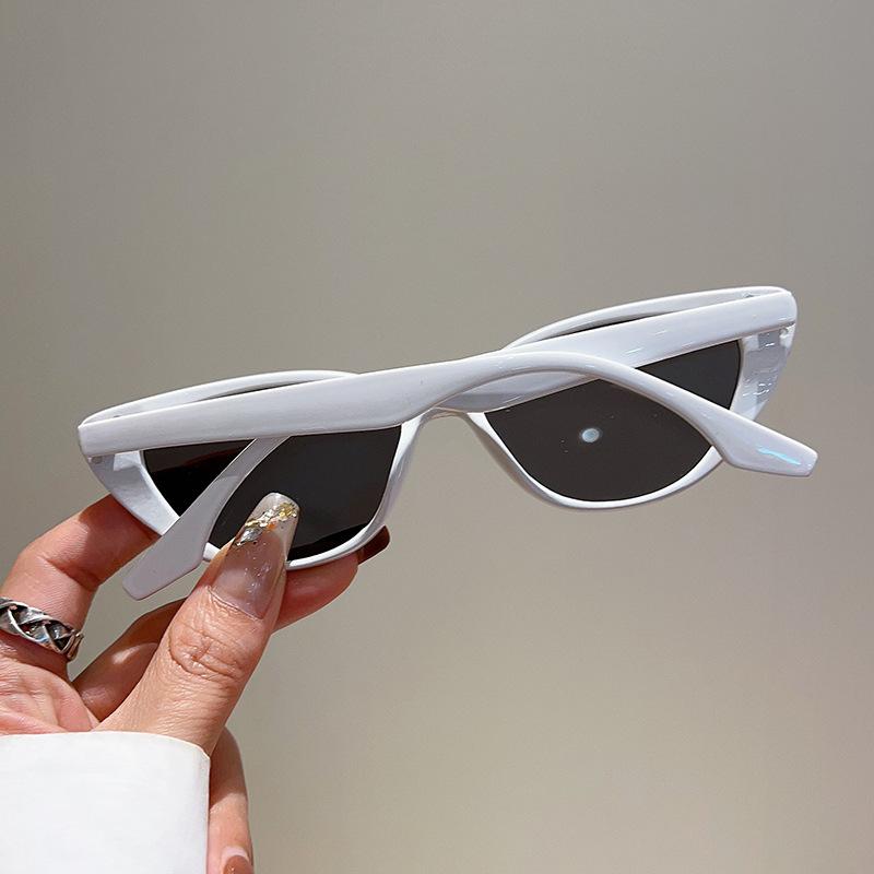 Internet celebrity retro small frame triangular cat eye sunglasses women street shot thin advanced driving anti-glare sunglasses