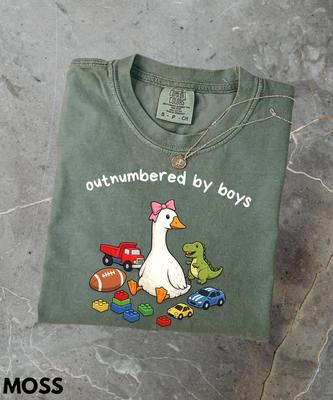 Lustiges Jungen-Mama-Gans-T-Shirt, Überrannt von Jungs Shirt, Trendiges Mutterschafts-T-Shirt, Geschenk für Mutter von Jungs, Lustiges Jungen-Mama-T-Shirt, Albernes Gans-Mama-Shirt