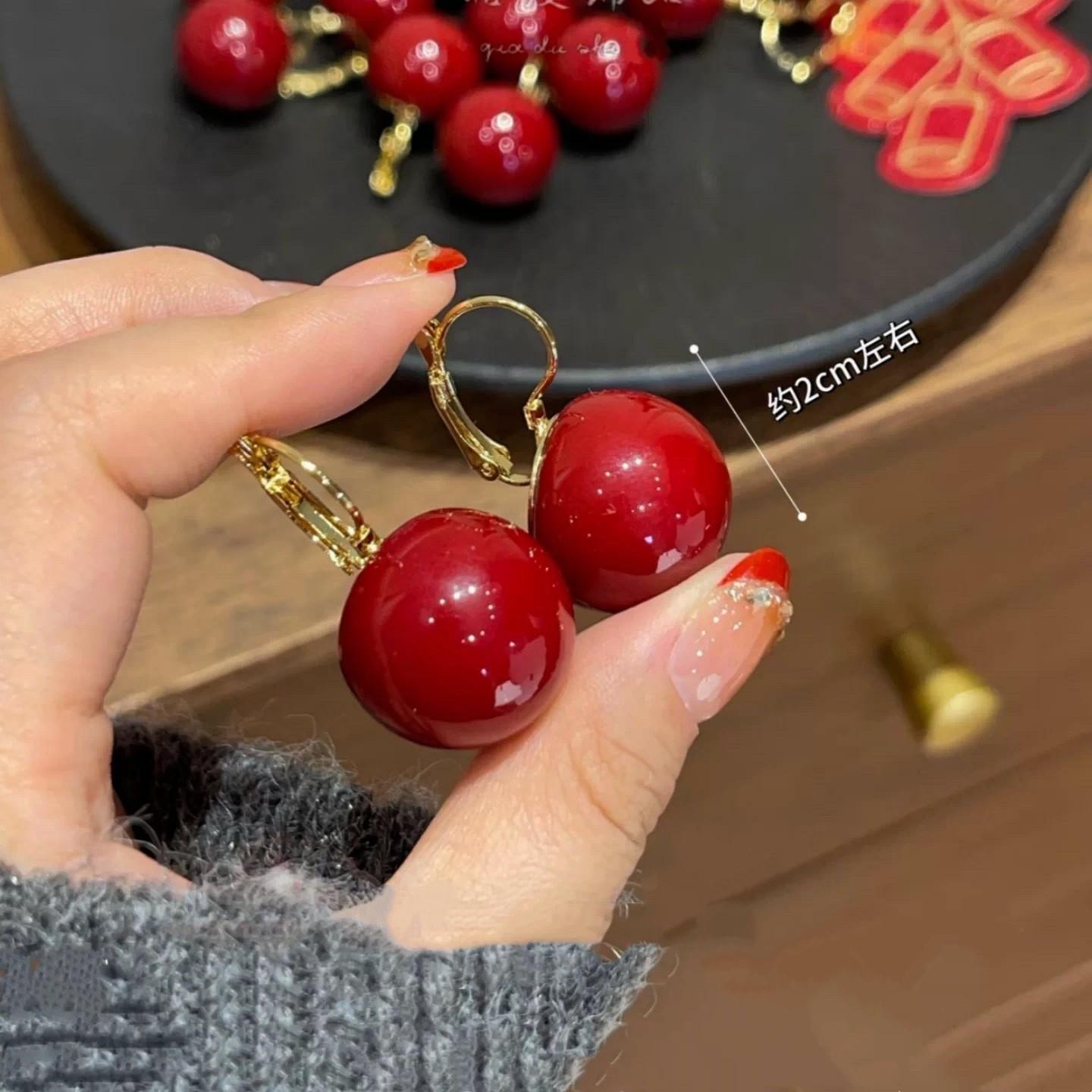 Elegant Retro French Red Pearl Ear Cuff: Timeless, Chic, Versatile Fashion