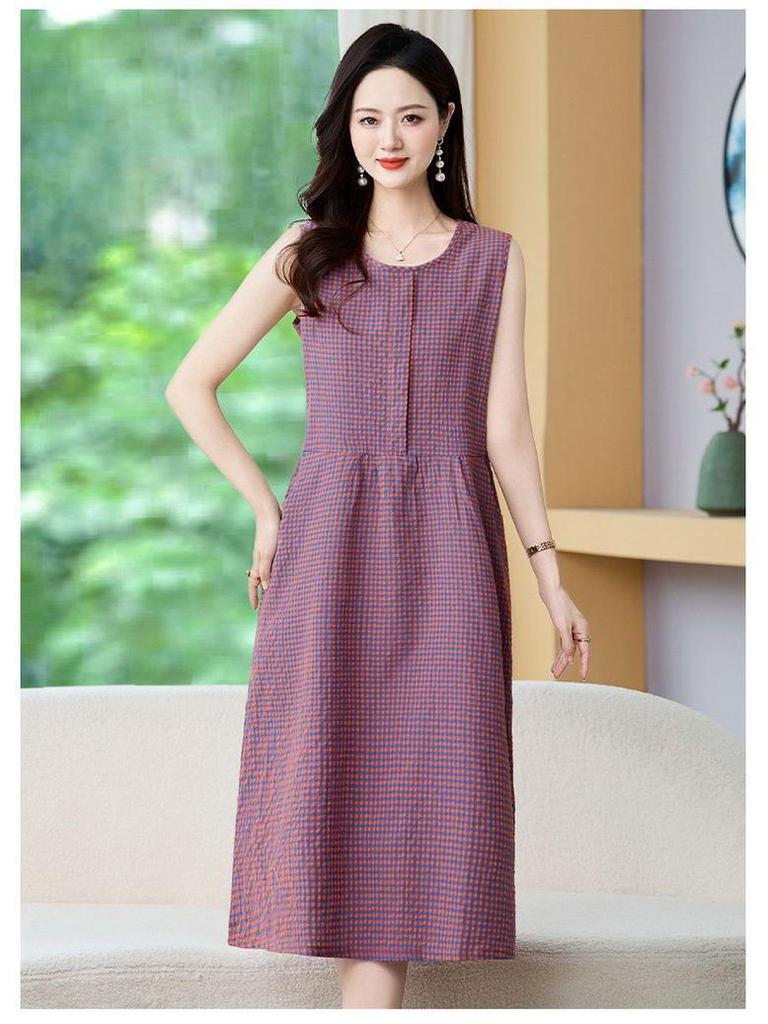 Mom's Trendy Plaid Dress: Literary, Stylish, Sleeveless, Long, Slimming, Loose Fit.