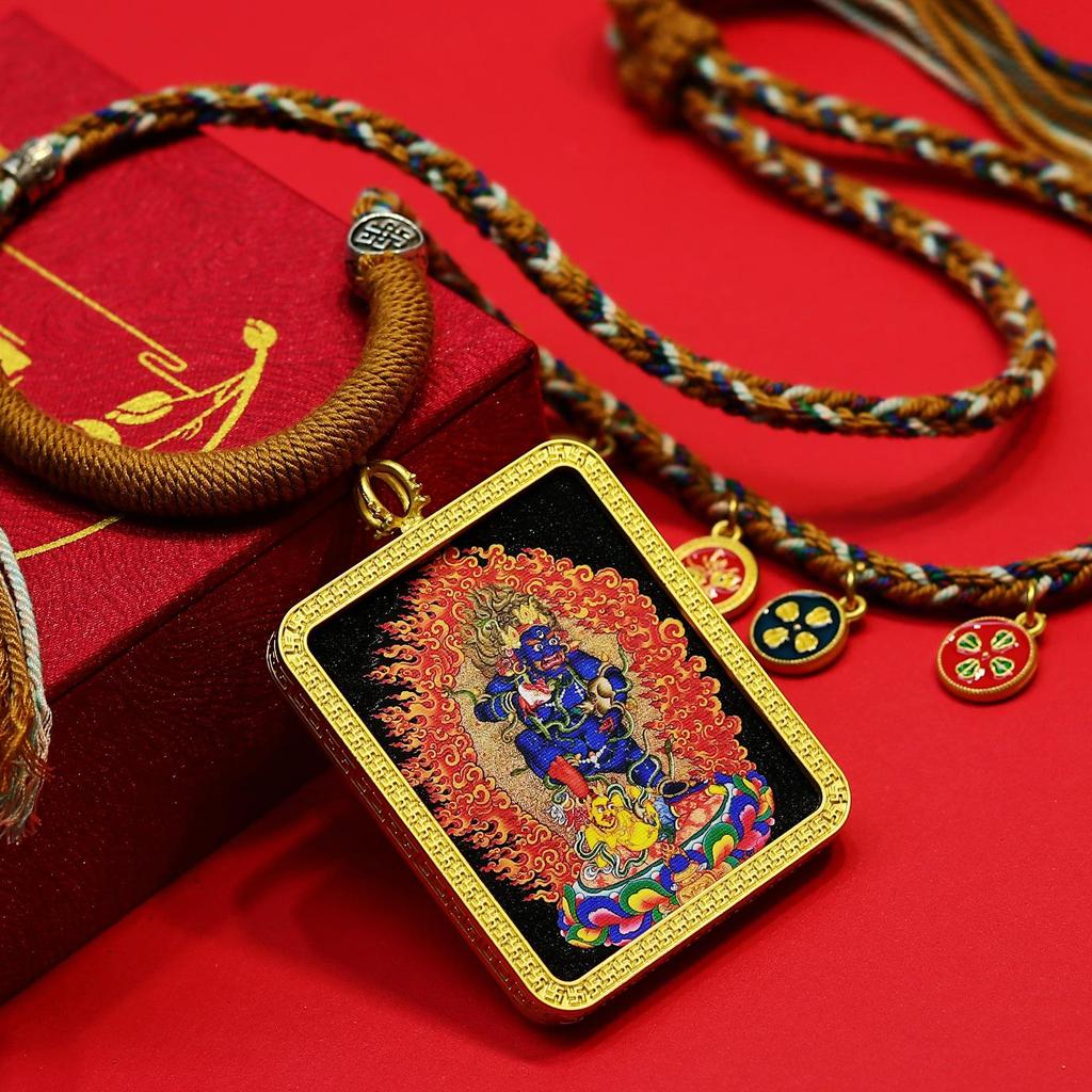Schwarzer Dzambala Sechsarmiger Mahakala Thangka Anhänger mit Fünf Reichtumsgöttern und Ga'u Box Kette