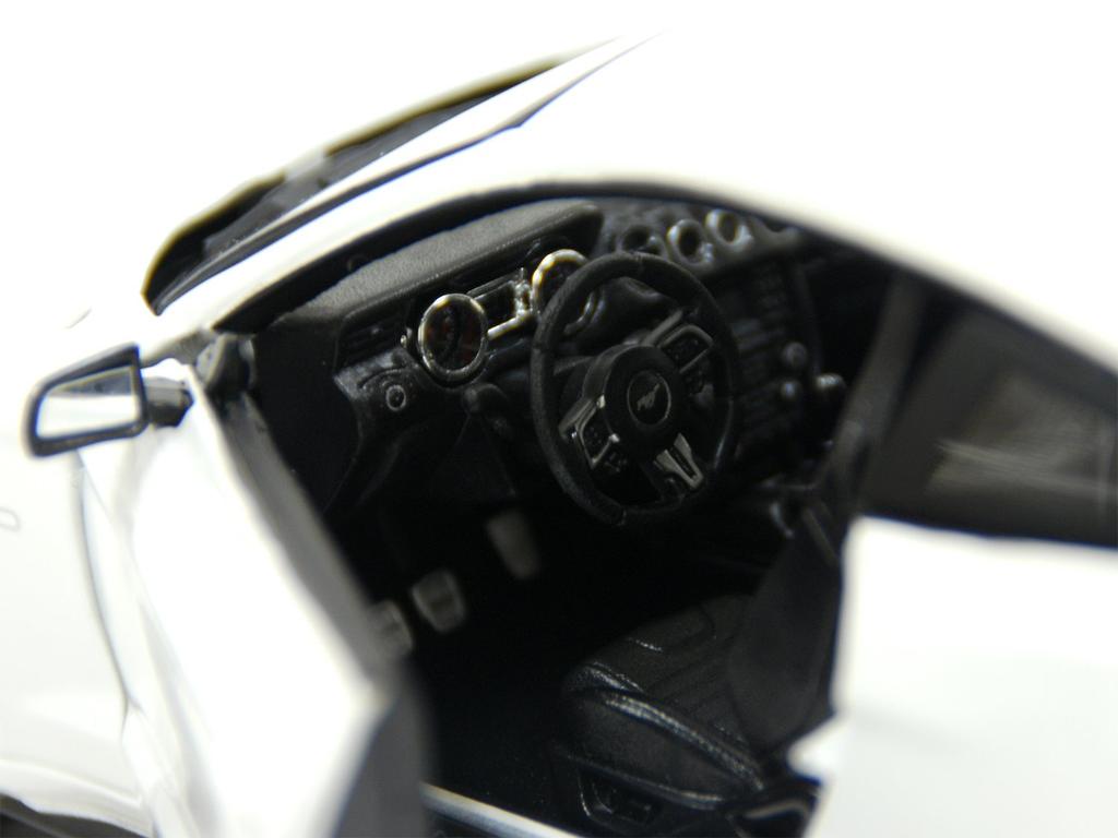 Maisto Special Edition 118 Series SE 2015 Ford Mustang White 200-129