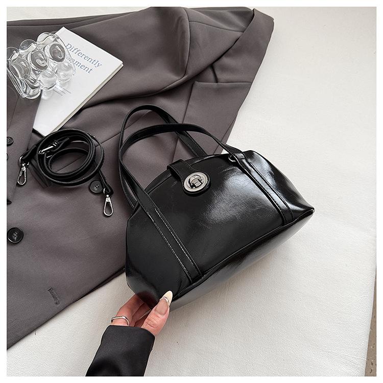 

2025 новая высококлассная сумка-клип Бостон, легкая роскошная ретро универсальная сумка-ракушка с замком, женская сумка через плечо чёрный