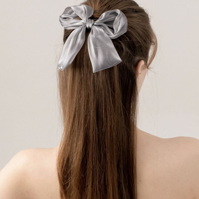 

LILYKORI Grey Joli Ribbon Pin Grey