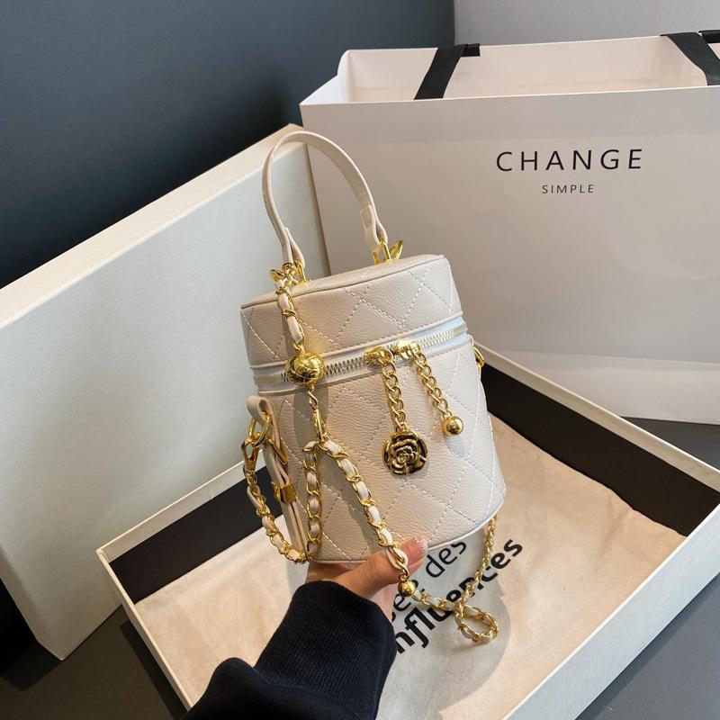 2025 new fashion niche texture unique small fragrant wind chain messenger bag portable bucket bag