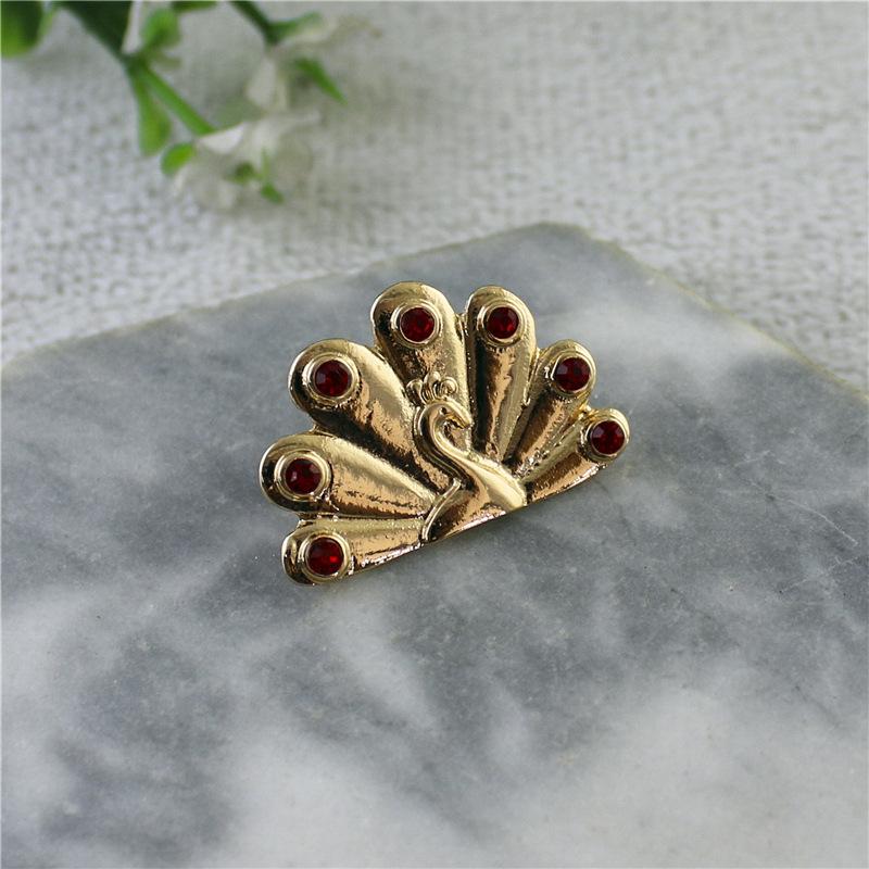 Hot 1Pc Crystal Diamond Peacock Animal Pin Anime Creative Fantail Brooch Role Play Props Men And Women Backpack Jewelry Gift