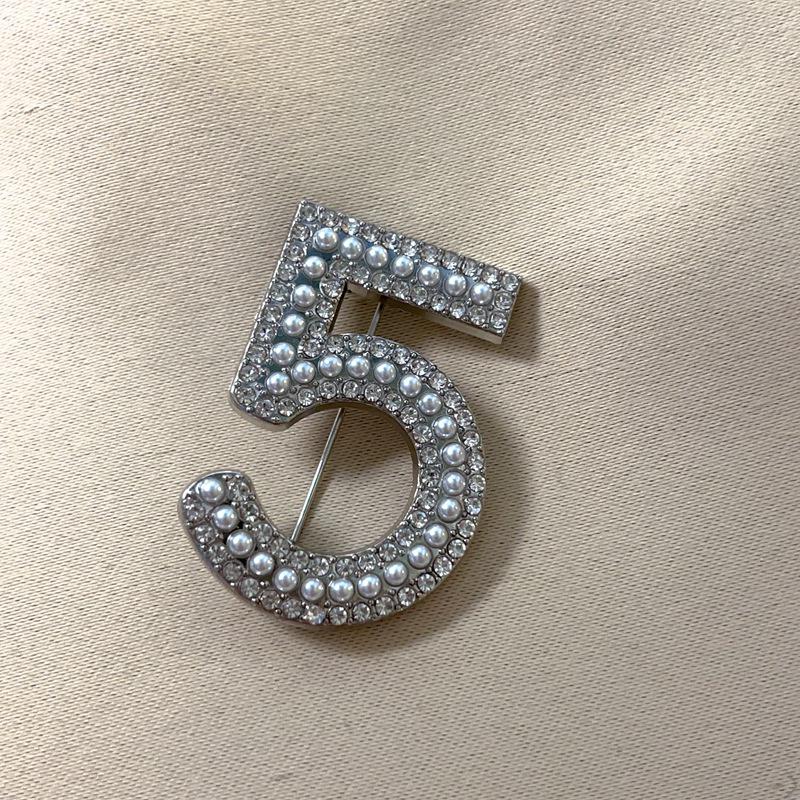 

Ретро Звезда Бриллиант Нет. 5 Кожаная брошь: Европейская и американская модная булавка, элегантный легкий роскошный аксессуар