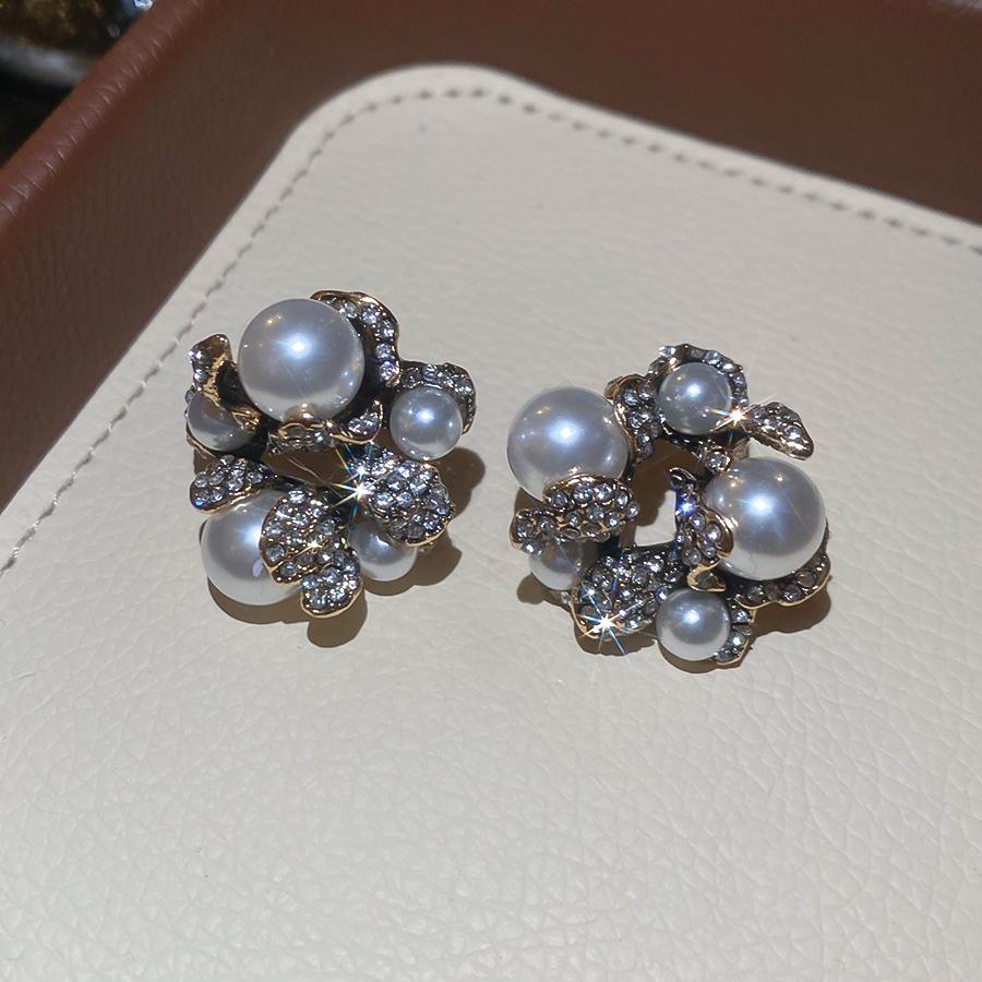 Silver Needle Vintage-Style Geometric Flower Pearl Earrings with Diamonds - Luxurious and Fashionable Ear Studs