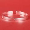 Glänzendes koreanisches minimalistisches Armband mit vierblättrigem Kleeblatt – Glücksbringend, vielseitig und stilvoll