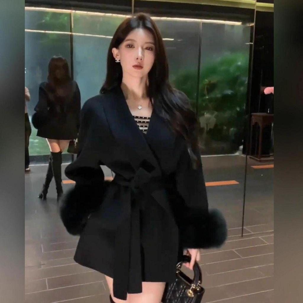 Hepburn Style Wool Coat with Lace-Up Fur Sleeves for Women - Slim Fit for Autumn/Winter
