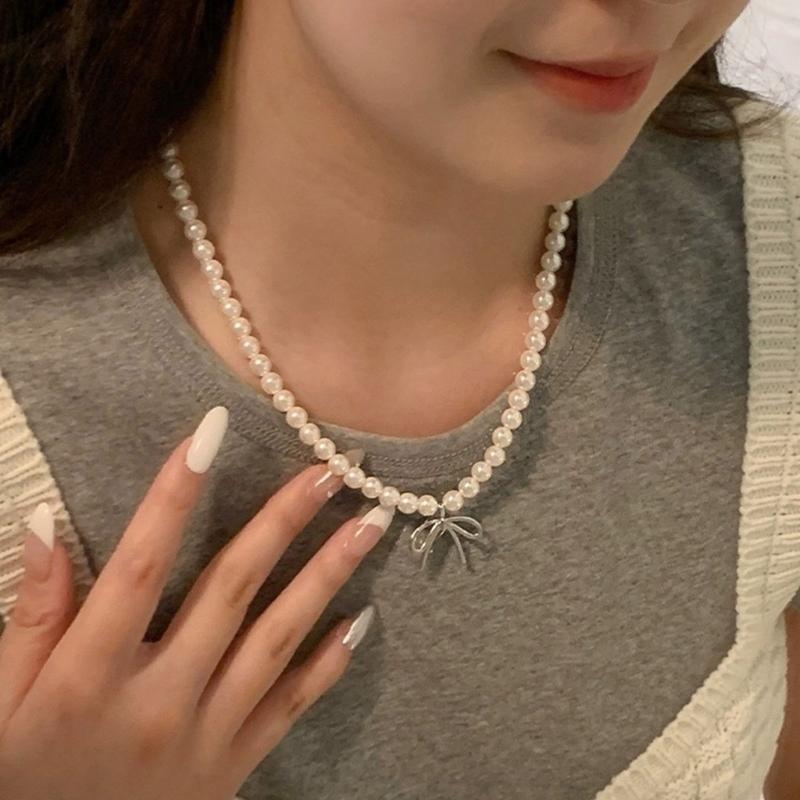 Elegant Pearl Beaded Necklace Charm Eye Catching Pearl Necklace with Bowknot Pendant Trendy Neck Chain for Parties