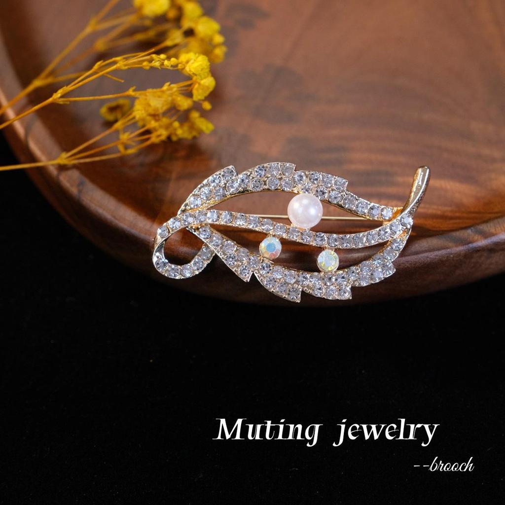 European & American Retro Gold Leaf Pearl Brooch - Fashionable, Versatile, Anti-Exposure Accessory