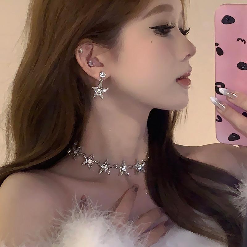 Diamantbesetzte Stern-Spleiß-Halskette Damen-Choker High-End-Schlüsselbein-Kette Einfache leichte Luxus-Mode Vielseitige Halskette Großhandel