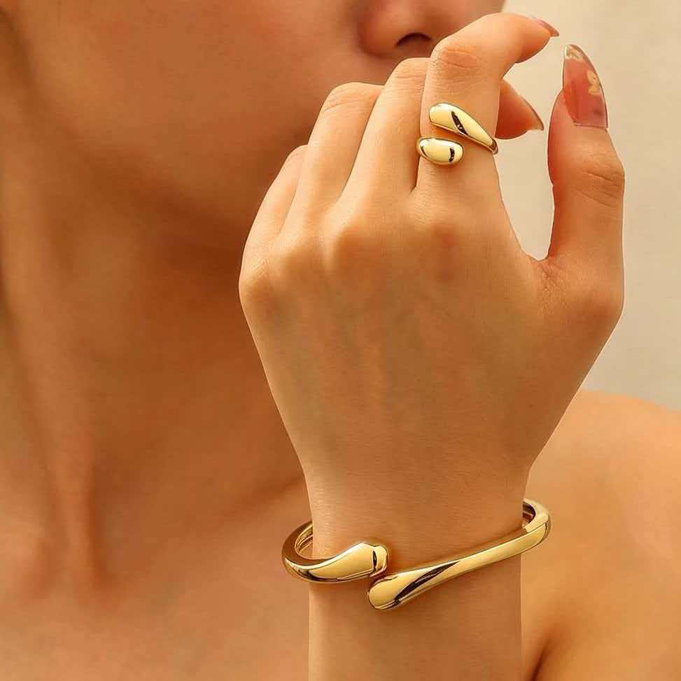 2-teiliges kreatives Metall-Durchbruch-Blatt-Armreif- & Ring-Set für Damen