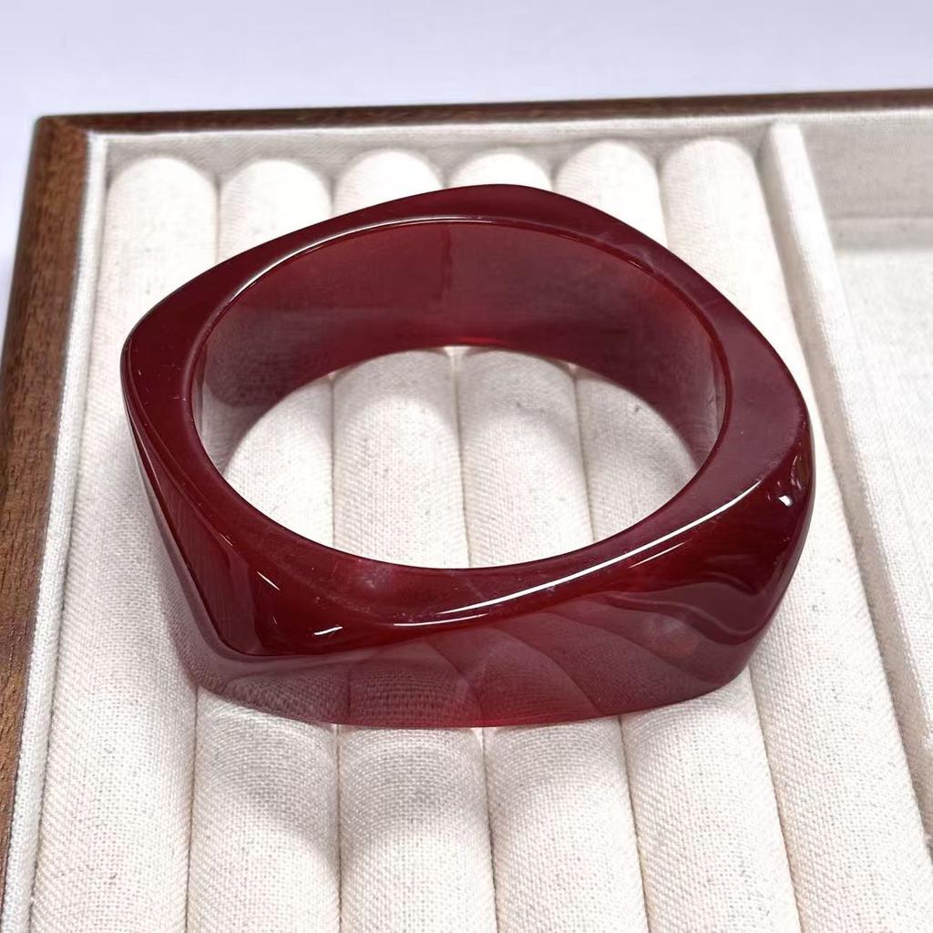 Retro Macaron Color Bangle: Stylish Women's Fashion Bracelet with Unique Niche Design