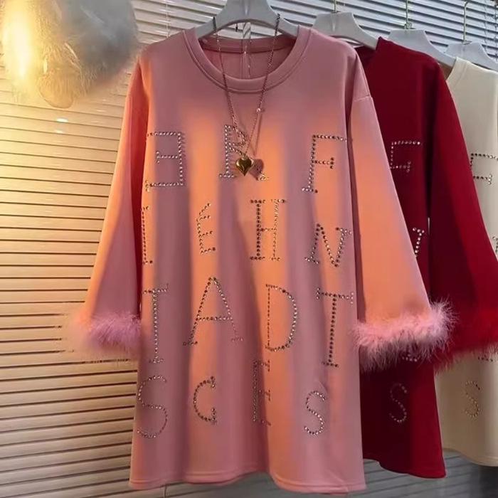 

Женский осенний топ больших размеров с рукавом 7/8, надписью из страз и вставками из искусственного меха 4XL розовый