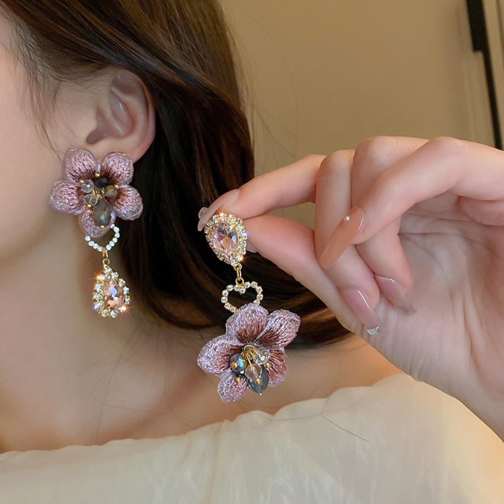 Silver Needle Retro Flower Pearl Earrings French Niche Stud Earrings Light Luxury High-end Earrings Women