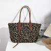 Bolsa com estampa de leopardo, bolsa feminina de grande capacidade, nova moda, versátil, bolsa de ombro, outono e inverno, nicho, bolsa tote de ponta