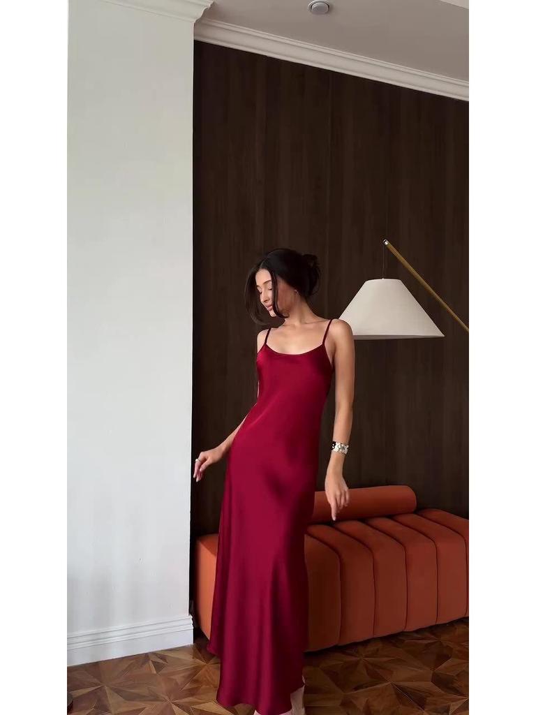 Elegantní dámské dlouhé šaty bez rukávů v jednobarevném provedení - Podzimní kolekce 2025