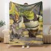 Přehoz s potiskem Shrek - Ideální na pohovku, postel, cestování a venkovní použití | Lze prát v pračce, útulný a odolný.