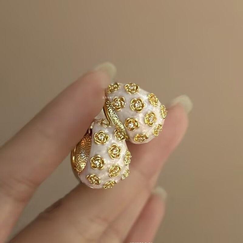 Retro Glazed Rose Flower Earrings for Women, Featuring A Light Luxury and Sophisticated Style with A Unique Touch.