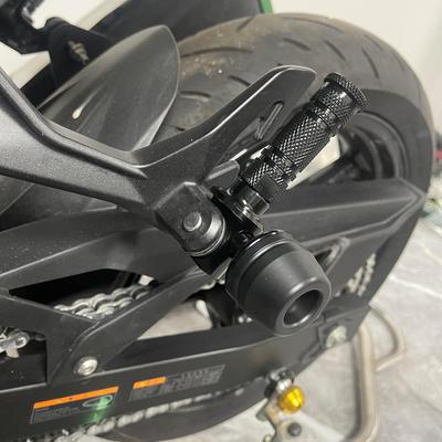 Hruizq Alumínium Lépcsőcsúszka Pár Kawasaki ZX-25R/SE, ZX-4R/SE, ZX-4RR, Ninja 250, Ninja 400, Z250 és Z400 modellekhez (Bal és jobb szett, Fekete)