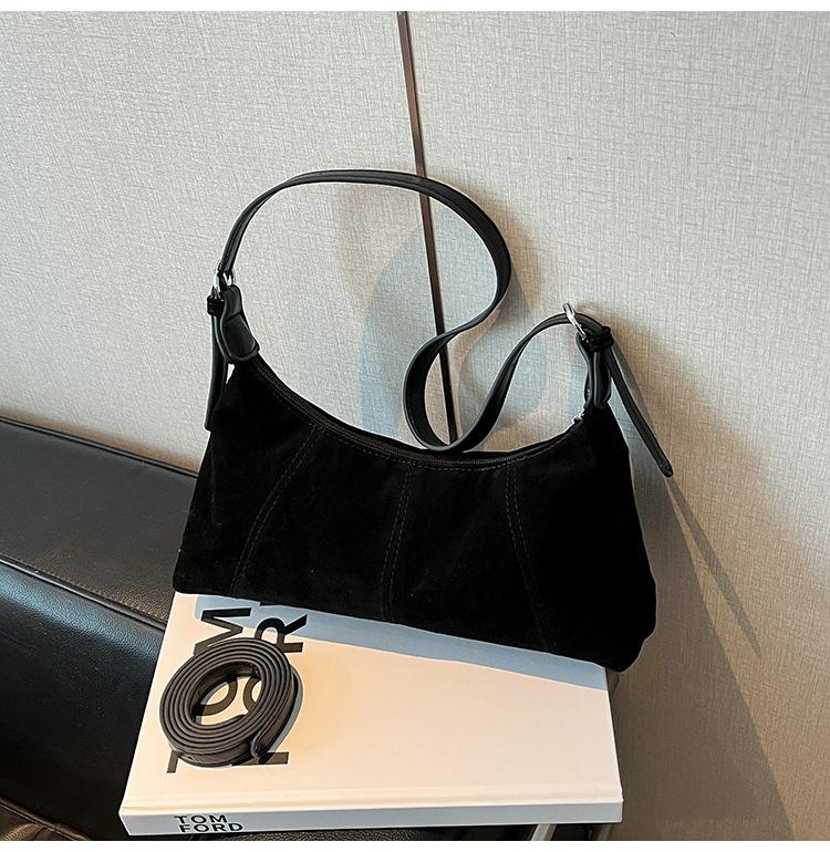 

Retro oil wax leather messenger bag crescent bag 2025 autumn new trendy large-capacity shoulder bag textured underarm women s bag