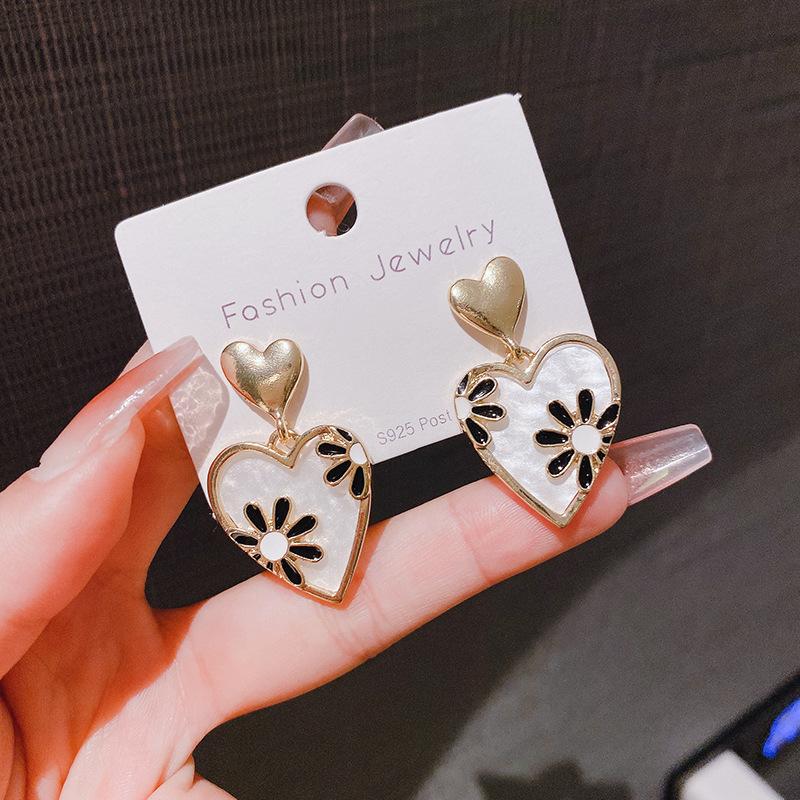 Korean Vintage Flower Heart Stud Earrings For Women Rose Daisy Pattern Enamel Earrings Bridal Wedding Party Fashion Jewelry