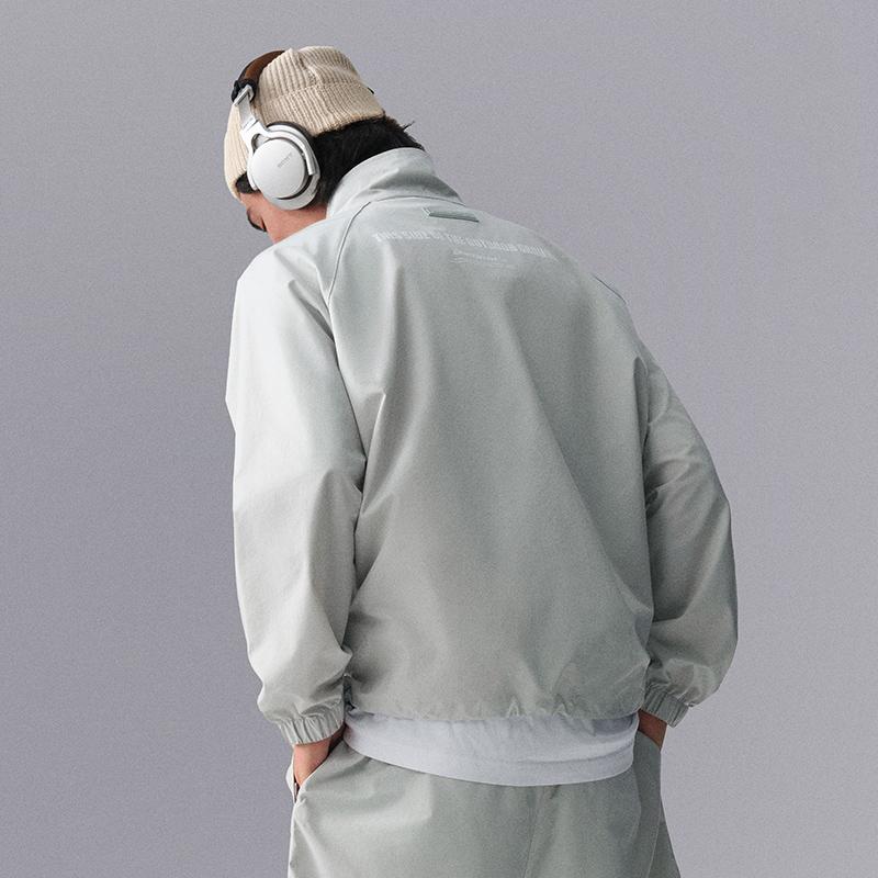 Li Ning CF Actitud Juguetona Estampado de Letras Cuello Alto Chaqueta Holgada Tipo Jersey para Hombre AJDU251-4