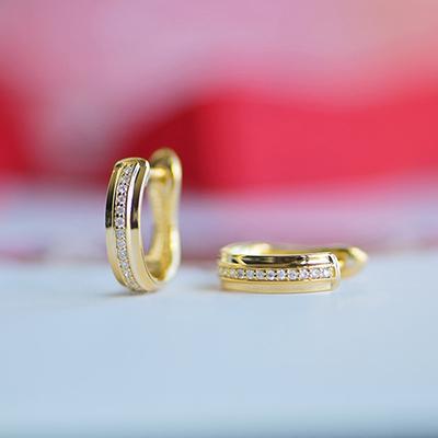 Boucles d'oreilles créoles en forme de U Huitan Fashion pour femmes Bijoux polyvalents de couleur or Zircone cubique brillante Accessoires féminins de tous les jours