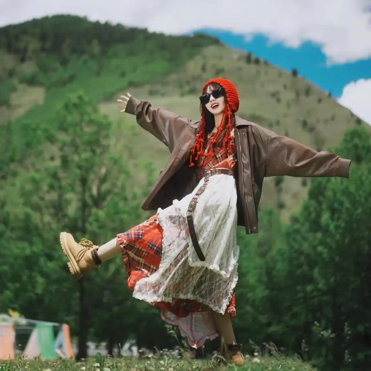 

2025 Women s New Handmade Tassel Ball Red Knitted Woolen Hat Warm Baotou Cap Winter Ear Protection Strap Hat Trendy червоний