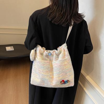 Plüsch-Eimer-Tasche mit großem Fassungsvermögen 2025 neue lässige vielseitige Umhängetasche niedliche japanische einfarbige Pendlertasche