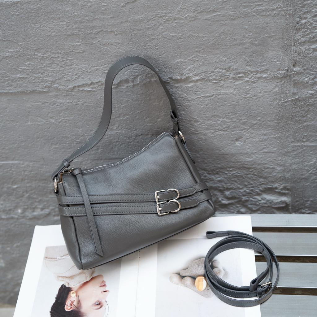 A new fashionable and versatile single-shoulder crossbody bag made of top-grain cowhide genuine leather, featuring a high-end and niche design