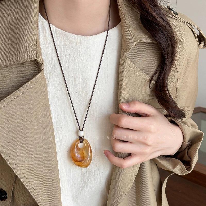 Retro Necklace - Versatile and Unique Long-style Sweater Chain for Women, with A Sophisticated and Simple Design As A Decorative Accessory.