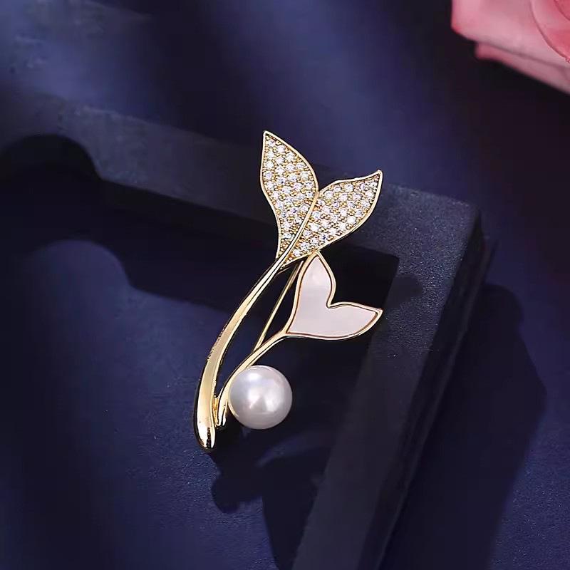 

Брошь «Рыбий хвост»: Аксессуар-брошь из высококачественного люксового жемчуга-ракушки для женщин