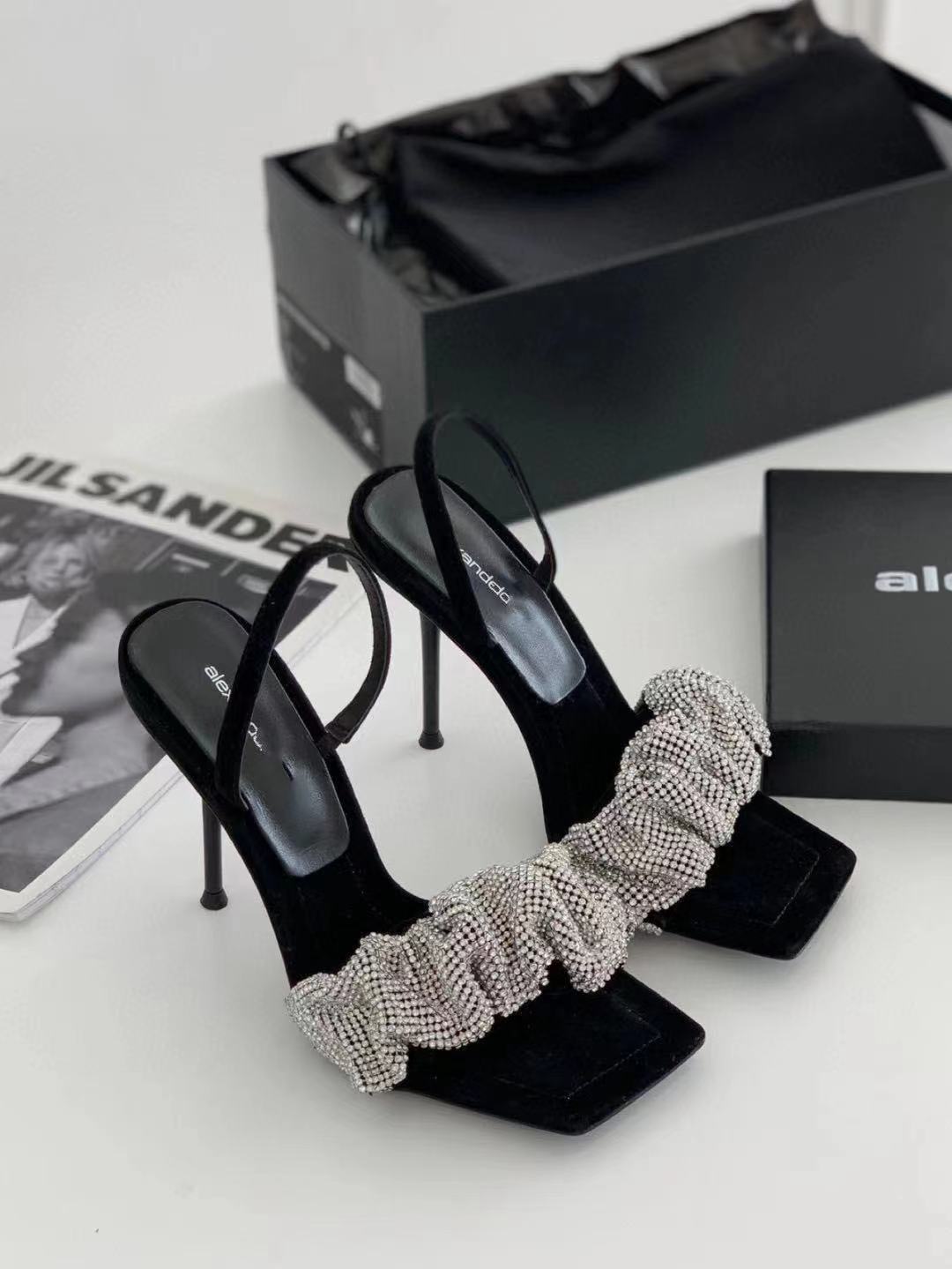 

Internet celebrities with the same sandals female 2025 summer new fairy style slippers rhinestone stiletto high heels large size sandals 34