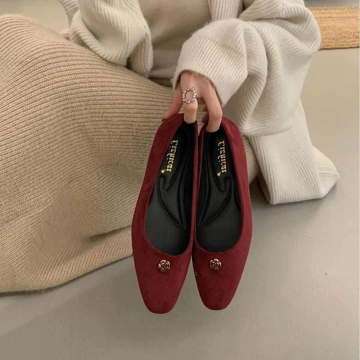 

Осень-зима 2025 новая модель, круглый носок, короткий наклонный каблук, замша, металлическая цветка, открытая союзка, универсальные для работы, женские туфли-лодочки 35