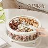 Ein vergessenes Wohnzimmer, Teetisch, Snacks, Teller mit Trockenfrüchten, Bonbondose aus Kunststoff mit Deckel, Obstteller, High-End-Leichtluxus-Stil