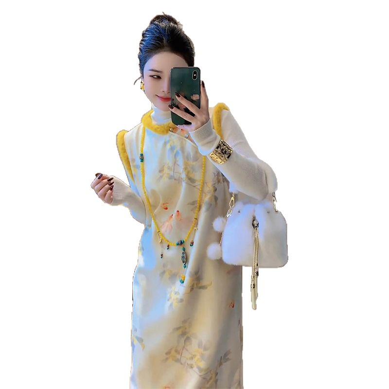 Elegant Sleeveless Qipao Dress: High-End, Fleece-Lined, Yellow Fur Collar in New Chinese Style