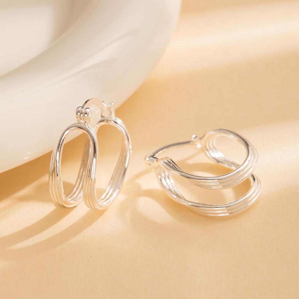 Silver Needle Geometric Heart Hoop Earrings - Retro & High-End Style for a Bold Look