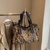 Fashion leopard print tote bag women's new European and American retro handbag simple and versatile commuter shoulder messenger bag