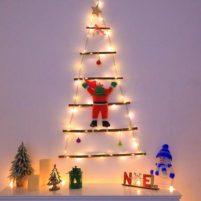 LED nástěnné světlo stromu s lezoucím Santou, šiškami a vánočními koulemi pro vnitřní sváteční dekoraci