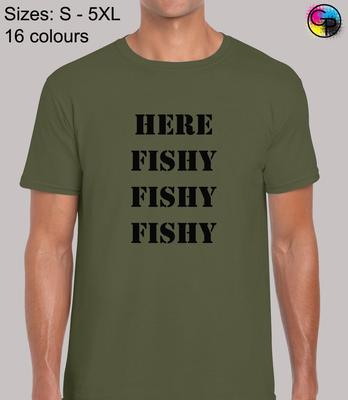 Maglietta da Pesca Cool Here Fishy Vestibilità Regolare Top T-Shirt Tee Idea Regalo per Uomini