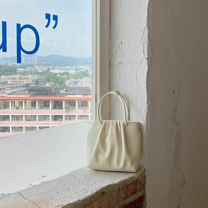 Eine Nischen-Soft-Hand-Casual-Single-Shoulder-Crossbody-Tasche mit quadratischen Falten und vielseitiger Vielseitigkeit