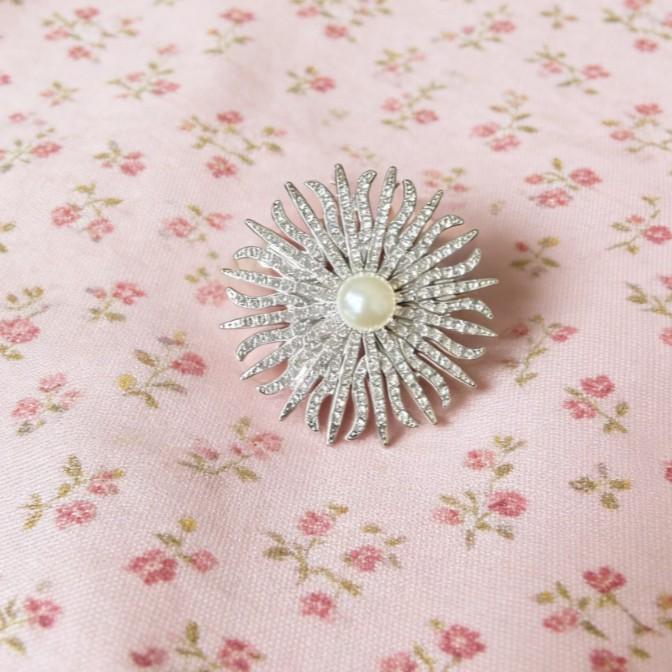 Fashion Metal Sun Flower Pearl Brooches For Women Clothing Coat Badges Jewelry Accessries Gifts